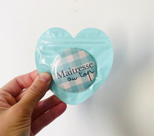 Badge épingle maitresse au top - cadeau maîtresse - cadeau personnalisé