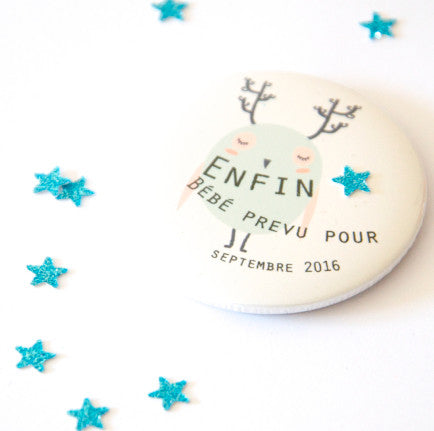 Badge "enfin" avec confettis bleus