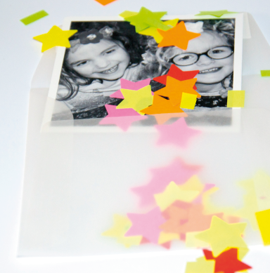 Enveloppes transparentes avec confettis multicolores  Annonce naissance,  Annonce naissance originale, Enveloppe