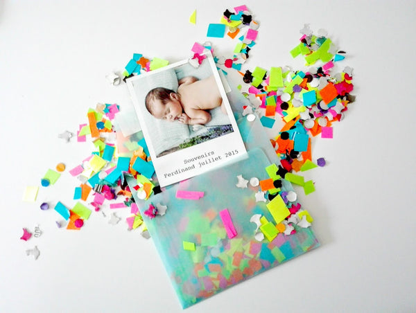 Enveloppes transparentes avec confettis multicolores